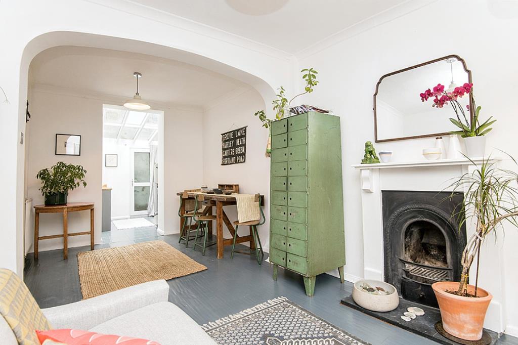Lot: 143 - THREE STOREY THREE-BEDROOM TOWN HOUSE - Dining room space